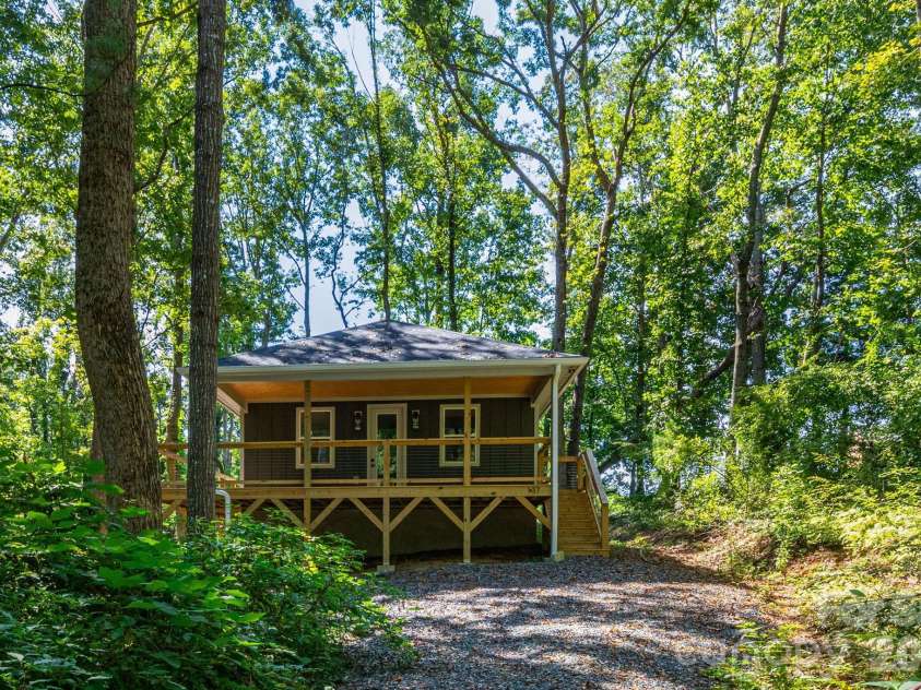 137 Arbutus Trail, Hendersonville, NC 28792.  MLS# CAR4421558, YatesRealty ID 10264. 
