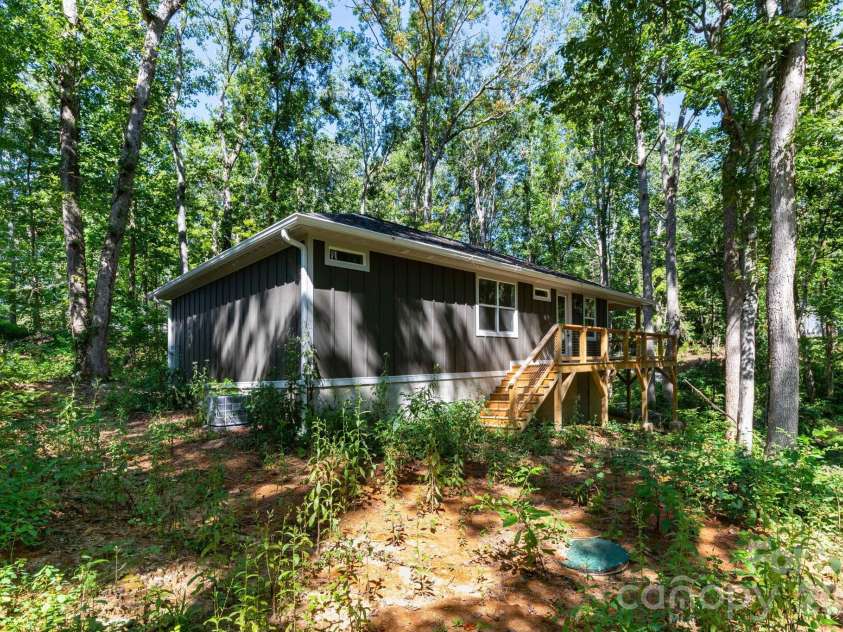 137 Arbutus Trail, Hendersonville, NC 28792.  MLS# CAR4421558, YatesRealty ID 10264. 
