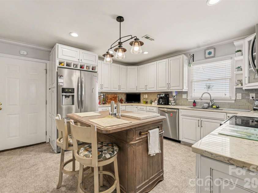 118 Hidden Creek Circle, Salisbury, NC 28147.  MLS# CAR4364281, YatesRealty ID 10269. Bright kitchen