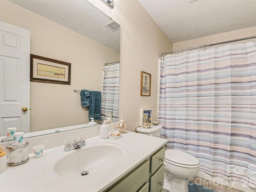 118 Hidden Creek Circle, Salisbury, NC 28147.  MLS# CAR4364281, YatesRealty ID 10269. House bath