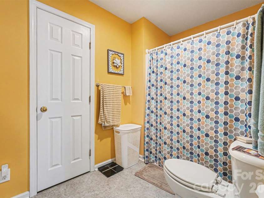 118 Hidden Creek Circle, Salisbury, NC 28147.  MLS# CAR4364281, YatesRealty ID 10269. Primary bathroom