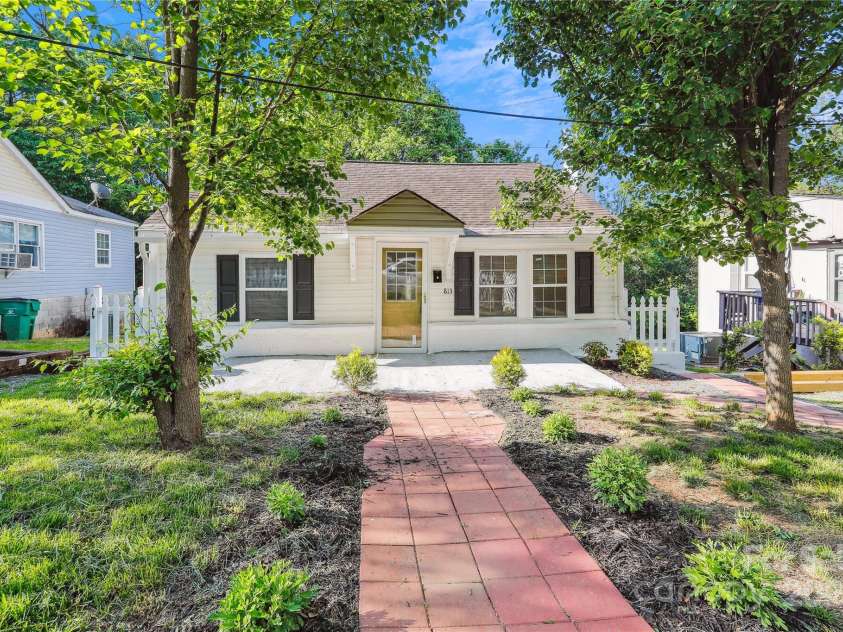 813 North Avenue, Charlotte, NC 28208.  MLS# CAR4238835, YatesRealty ID 10269. Enjoy your coming up to the front door.