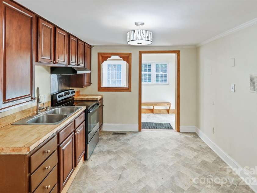 813 North Avenue, Charlotte, NC 28208.  MLS# CAR4238835, YatesRealty ID 10269. Kitchen
