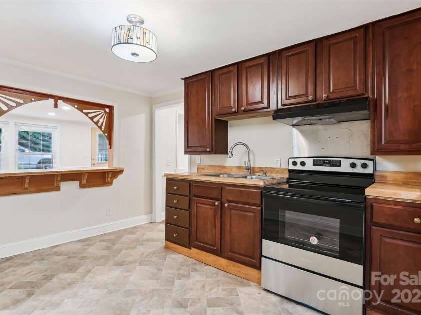 813 North Avenue, Charlotte, NC 28208.  MLS# CAR4238835, YatesRealty ID 10269. New Stove