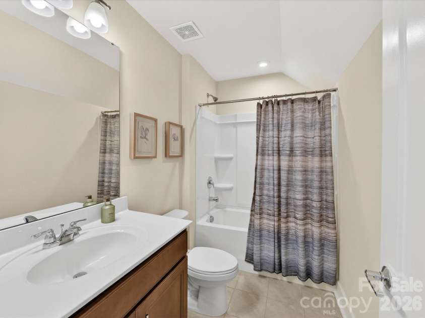 17043 Soho Drive, Charlotte, NC 28204.  MLS# CAR4353173, YatesRealty ID 10270. 4th Level Ensuite Bathroom