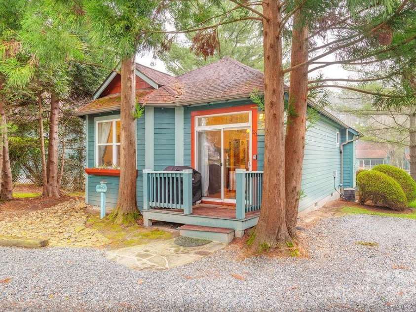 23 Waterlily Drive, Flat Rock, NC 28731.  MLS# CAR4239775, YatesRealty ID 10271. 