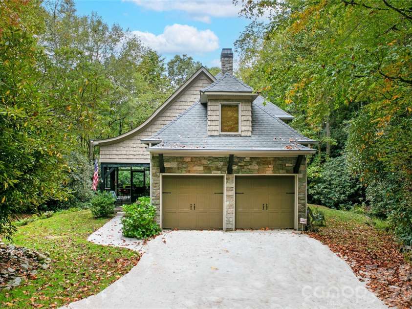 923 Ugugu Drive, Brevard, NC 28712.  MLS# CAR4307583, YatesRealty ID 10273. 