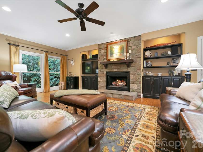 923 Ugugu Drive, Brevard, NC 28712.  MLS# CAR4307583, YatesRealty ID 10273. 