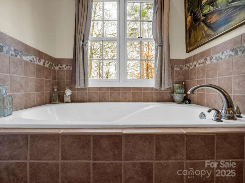 39 Rambling Creek, Tryon, NC 28782.  MLS# CAR4233554, YatesRealty ID 10275. Master Bathtub