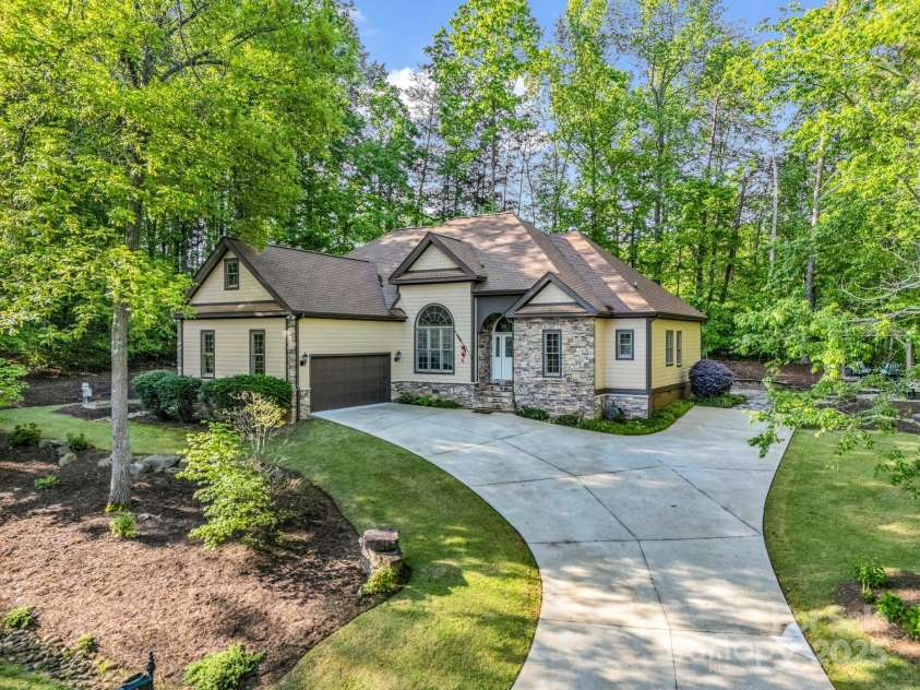 39 Rambling Creek, Tryon, NC 28782.  MLS# CAR4233554, YatesRealty ID 10275. Street View