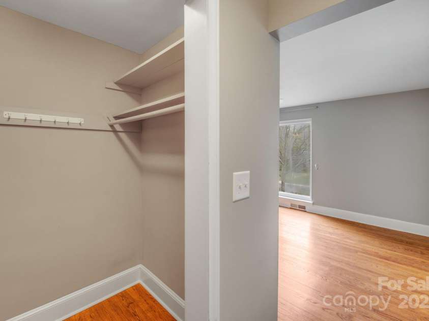 4541 Bradbury Drive, Charlotte, NC 28209.  MLS# CAR4243000, YatesRealty ID 10277. 