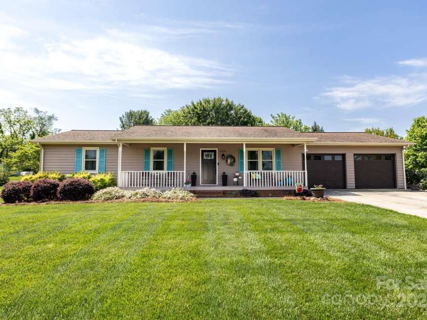 3310 46th Avenue, Hickory, NC 28601.  MLS# CAR4253914, YatesRealty ID 10279. 