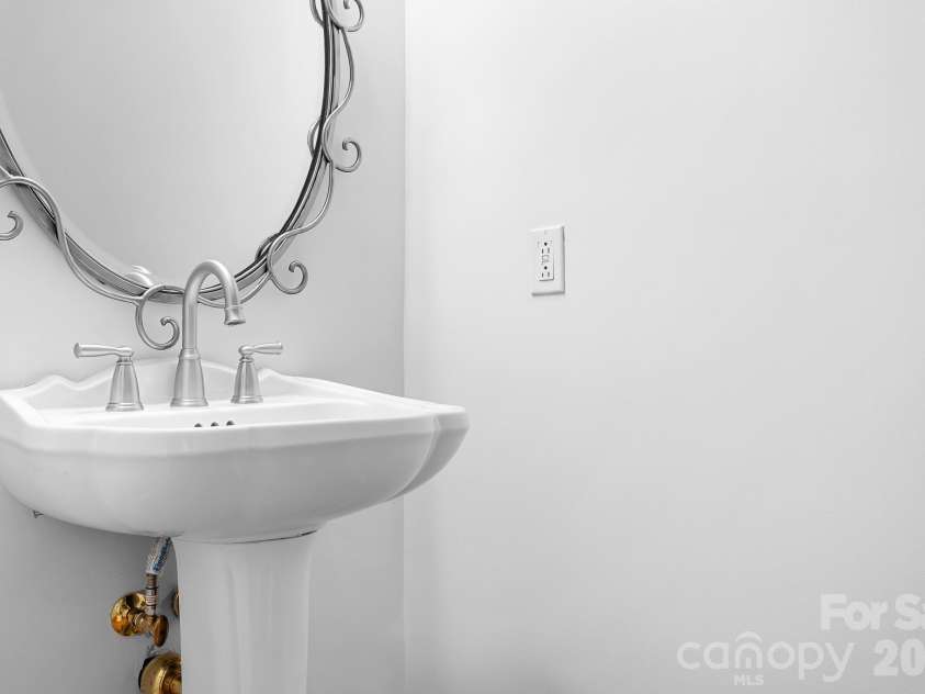 4247 Old Course Drive, Charlotte, NC 28277.  MLS# CAR4346855, YatesRealty ID 10282. Half Bath Main Level