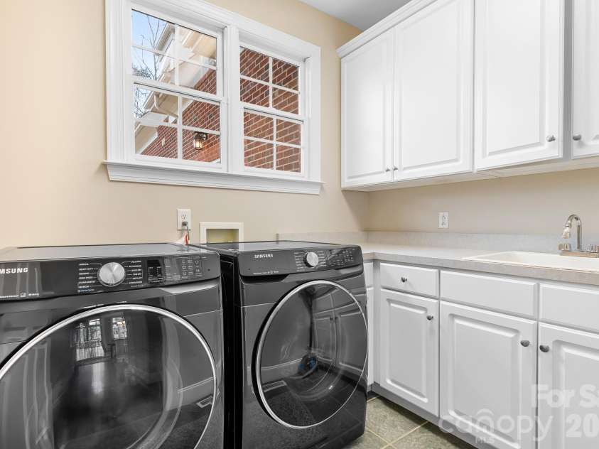 4247 Old Course Drive, Charlotte, NC 28277.  MLS# CAR4346855, YatesRealty ID 10282. Laundry Main Level 