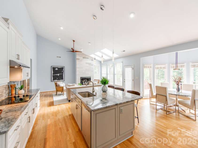 7015 Oakview Lane, Charlotte, NC 28226.  MLS# CAR4365862, YatesRealty ID 10283. 