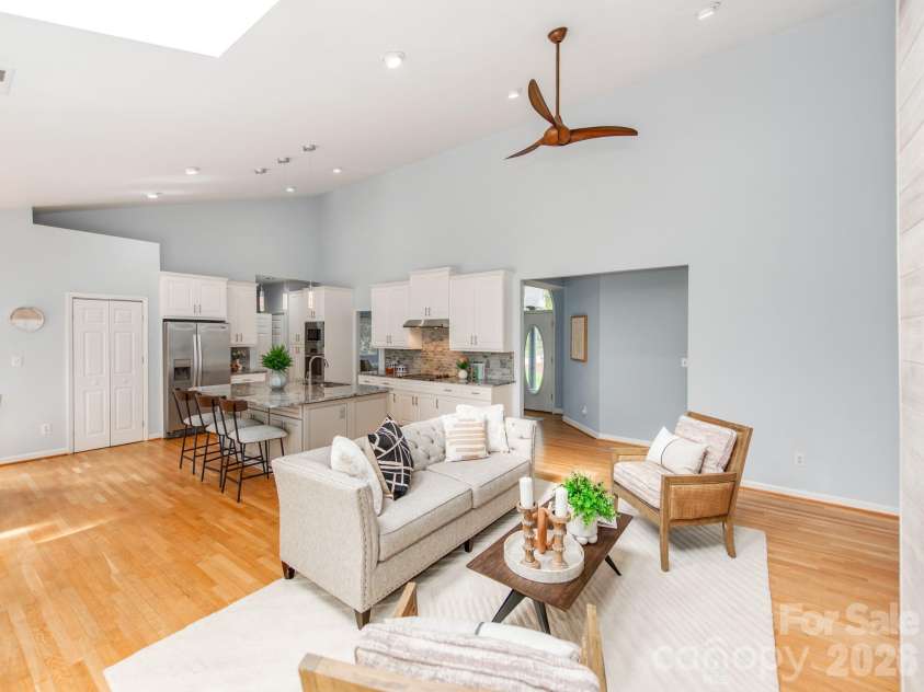 7015 Oakview Lane, Charlotte, NC 28226.  MLS# CAR4365862, YatesRealty ID 10283. 