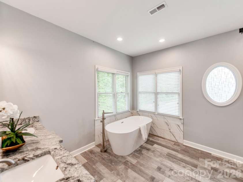 7015 Oakview Lane, Charlotte, NC 28226.  MLS# CAR4365862, YatesRealty ID 10283. 