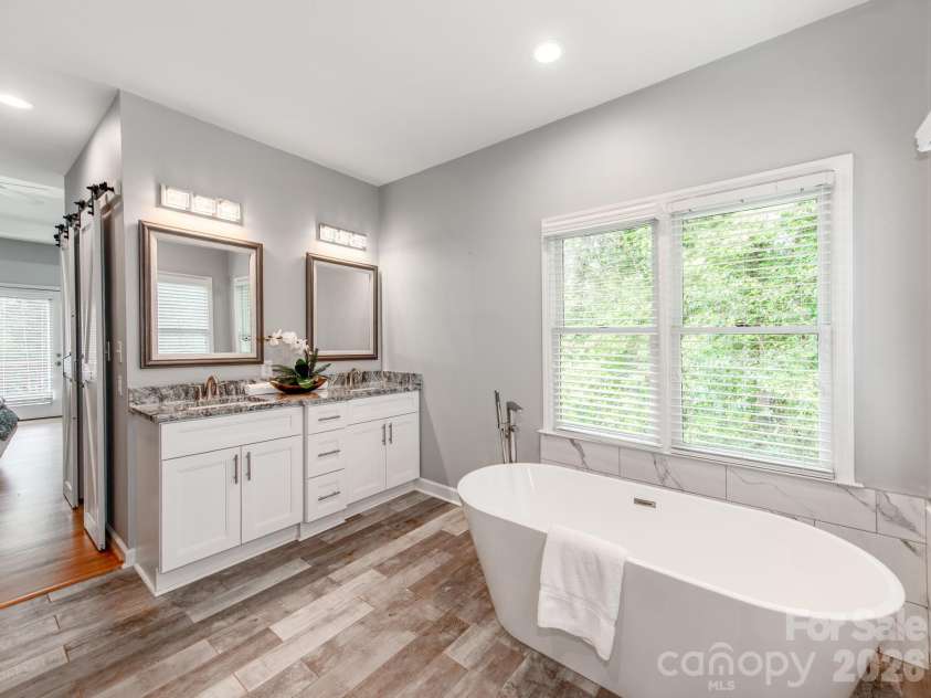 7015 Oakview Lane, Charlotte, NC 28226.  MLS# CAR4365862, YatesRealty ID 10283. 