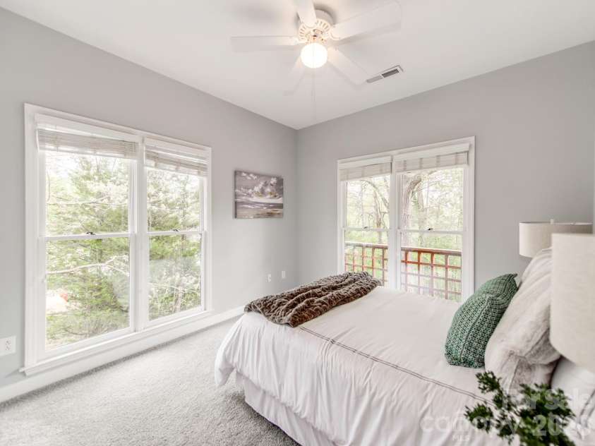 7015 Oakview Lane, Charlotte, NC 28226.  MLS# CAR4365862, YatesRealty ID 10283. 