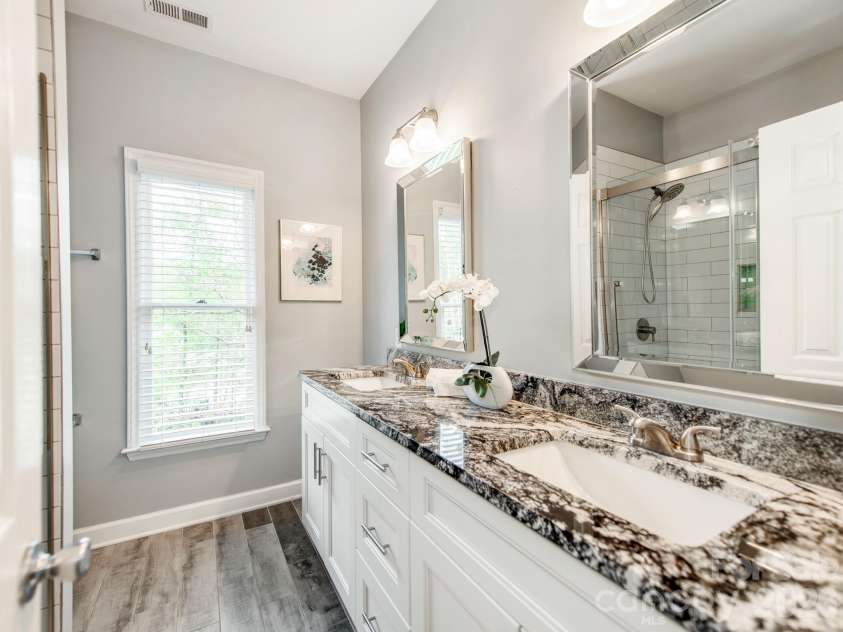 7015 Oakview Lane, Charlotte, NC 28226.  MLS# CAR4365862, YatesRealty ID 10283. 