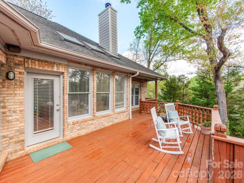 7015 Oakview Lane, Charlotte, NC 28226.  MLS# CAR4365862, YatesRealty ID 10283. 