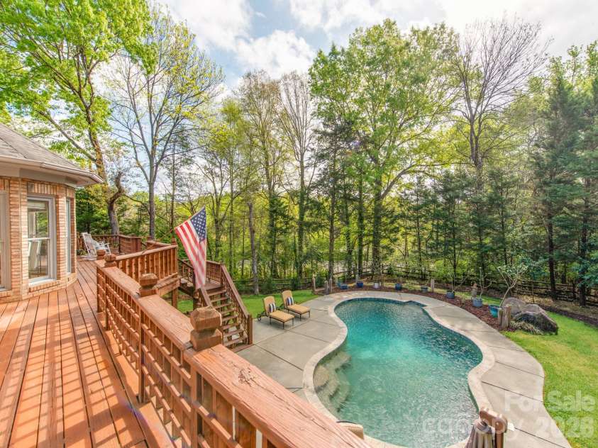 7015 Oakview Lane, Charlotte, NC 28226.  MLS# CAR4365862, YatesRealty ID 10283. 