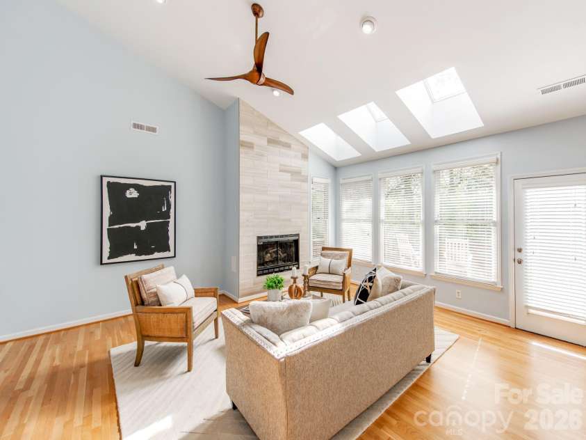 7015 Oakview Lane, Charlotte, NC 28226.  MLS# CAR4365862, YatesRealty ID 10283. Main Level Living 