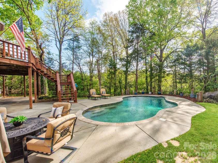 7015 Oakview Lane, Charlotte, NC 28226.  MLS# CAR4365862, YatesRealty ID 10283. Nice Feel with Great Quick Access to Main Charlotte