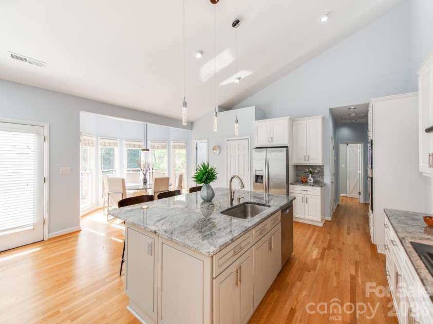 7015 Oakview Lane, Charlotte, NC 28226.  MLS# CAR4365862, YatesRealty ID 10283. Nice Kitchen with Proper Island 
