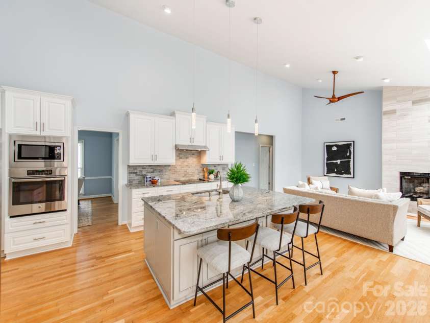 7015 Oakview Lane, Charlotte, NC 28226.  MLS# CAR4365862, YatesRealty ID 10283. Soaring Ceilings 