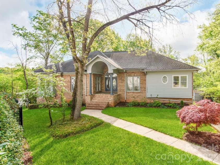 7015 Oakview Lane, Charlotte, NC 28226.  MLS# CAR4365862, YatesRealty ID 10283. Welcome Home!