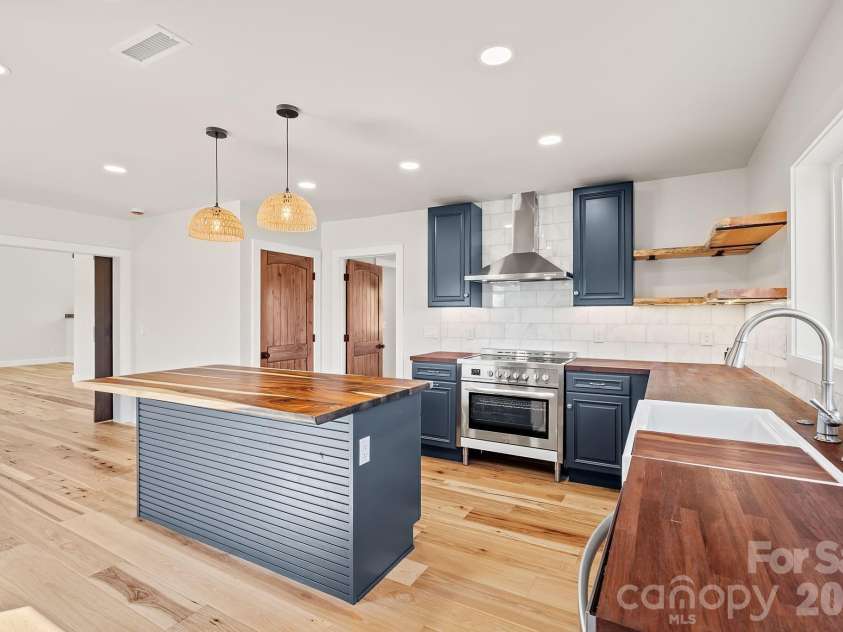 234 Erwin Hills Road, Asheville, NC 28806.  MLS# CAR4367293, YatesRealty ID 10284. 