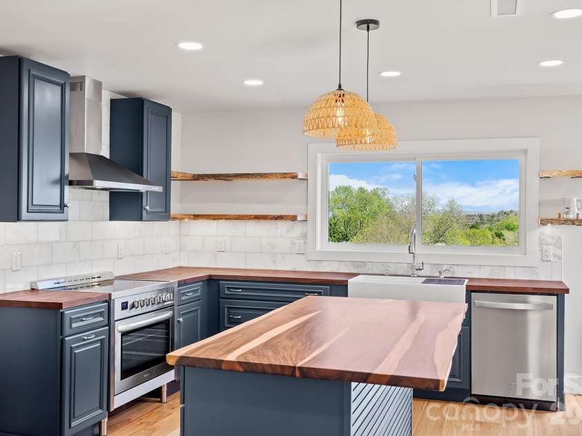 234 Erwin Hills Road, Asheville, NC 28806.  MLS# CAR4367293, YatesRealty ID 10284. 