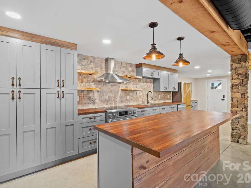 234 Erwin Hills Road, Asheville, NC 28806.  MLS# CAR4367293, YatesRealty ID 10284. 