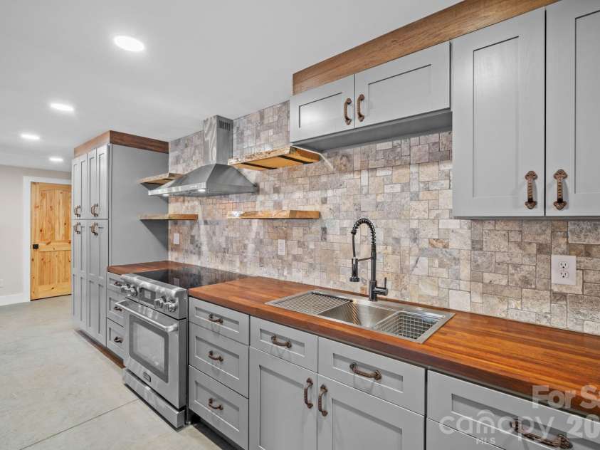 234 Erwin Hills Road, Asheville, NC 28806.  MLS# CAR4367293, YatesRealty ID 10284. 