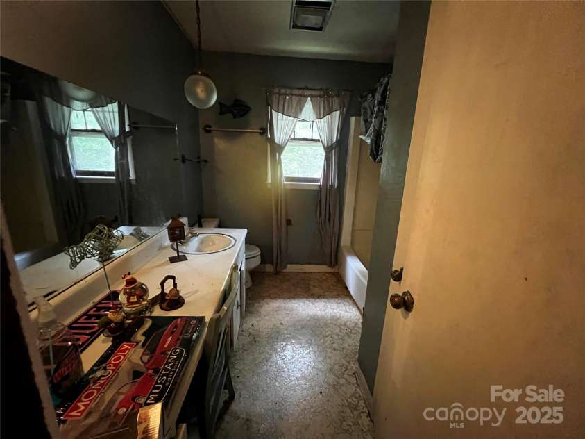 380 Echo Hill Drive, Green Mountain, NC 28740.  MLS# CAR4250746, YatesRealty ID 10285. Bathroom