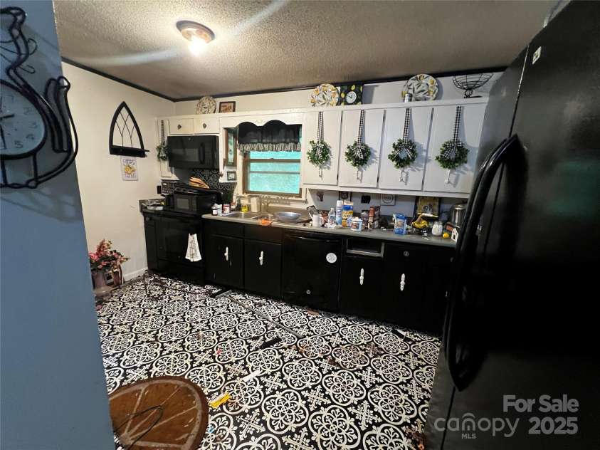 380 Echo Hill Drive, Green Mountain, NC 28740.  MLS# CAR4250746, YatesRealty ID 10285. Kitchen