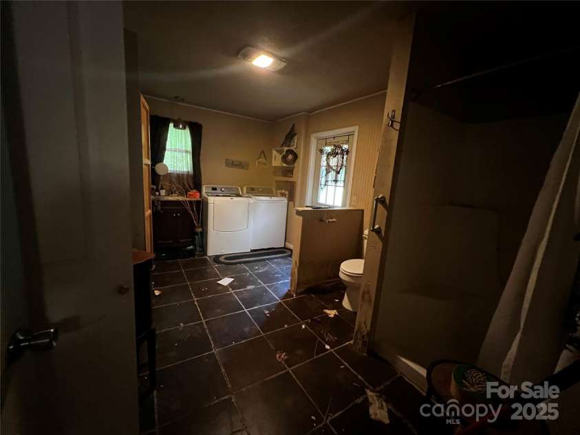 380 Echo Hill Drive, Green Mountain, NC 28740.  MLS# CAR4250746, YatesRealty ID 10285. Laundry/Mud Room