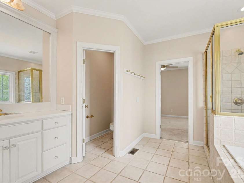 1021 Horse Rock Road, Hickory, NC 28602.  MLS# CAR4350465, YatesRealty ID 10286. 