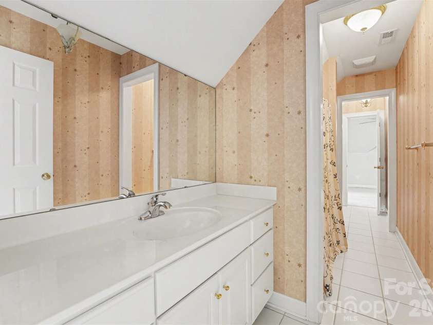 1021 Horse Rock Road, Hickory, NC 28602.  MLS# CAR4350465, YatesRealty ID 10286. 
