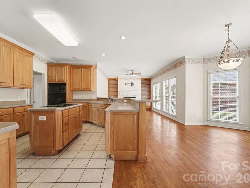 1021 Horse Rock Road, Hickory, NC 28602.  MLS# CAR4350465, YatesRealty ID 10286. Ample cabinet space throught the kitchen