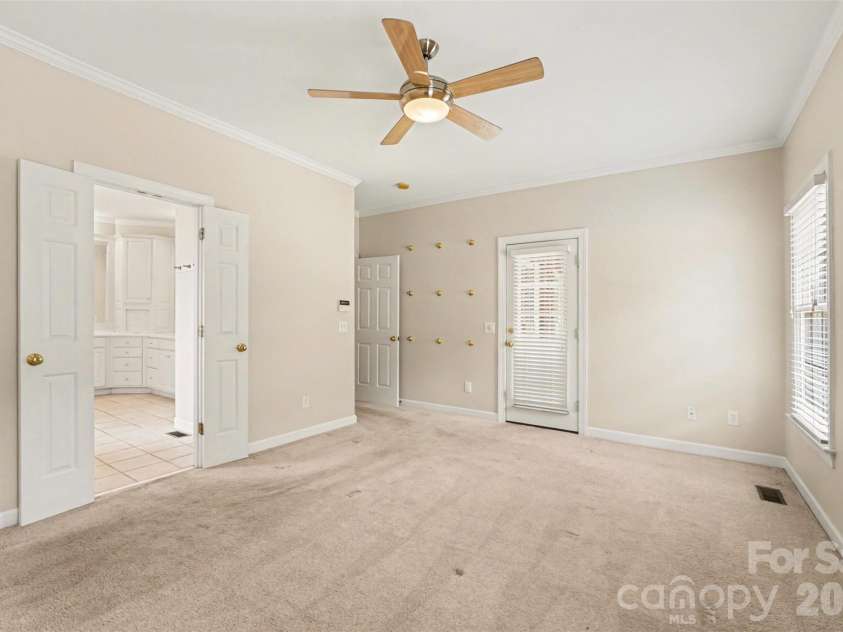 1021 Horse Rock Road, Hickory, NC 28602.  MLS# CAR4350465, YatesRealty ID 10286. Desirable main-level primary suite