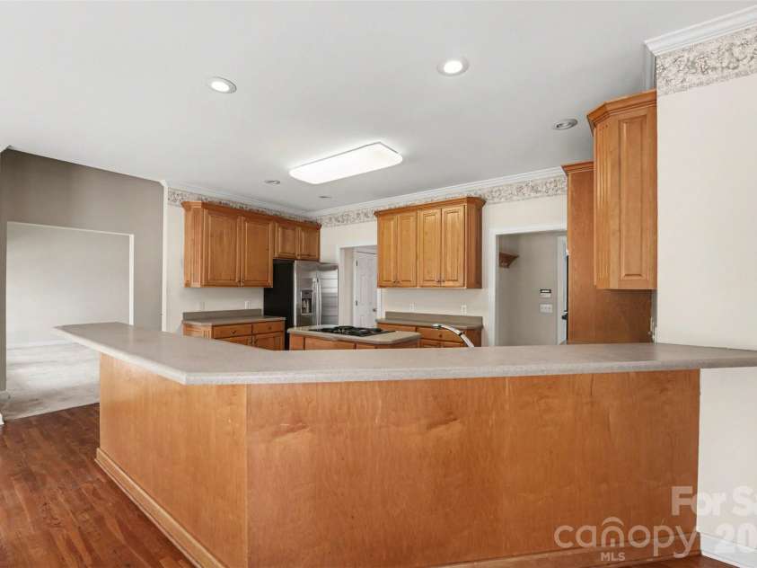 1021 Horse Rock Road, Hickory, NC 28602.  MLS# CAR4350465, YatesRealty ID 10286. Generous breakfast bar with ample seating area