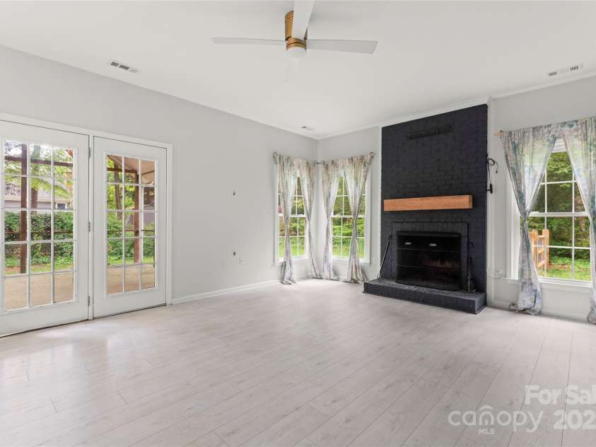 121 Northampton Drive, Mooresville, NC 28117.  MLS# CAR4250579, YatesRealty ID 10286. 