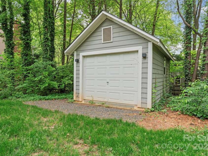 121 Northampton Drive, Mooresville, NC 28117.  MLS# CAR4250579, YatesRealty ID 10286. 