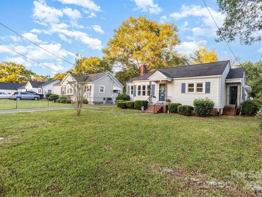 111 Courtland Street, Chester, SC 29706.  MLS# CAR4308603, YatesRealty ID 10290. 