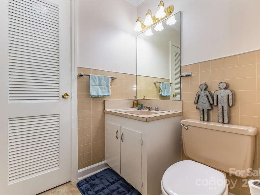 111 Courtland Street, Chester, SC 29706.  MLS# CAR4308603, YatesRealty ID 10290. 