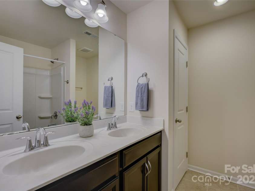 16524 Palisades Commons Drive, Charlotte, NC 28278.  MLS# CAR4241879, YatesRealty ID 10291. 