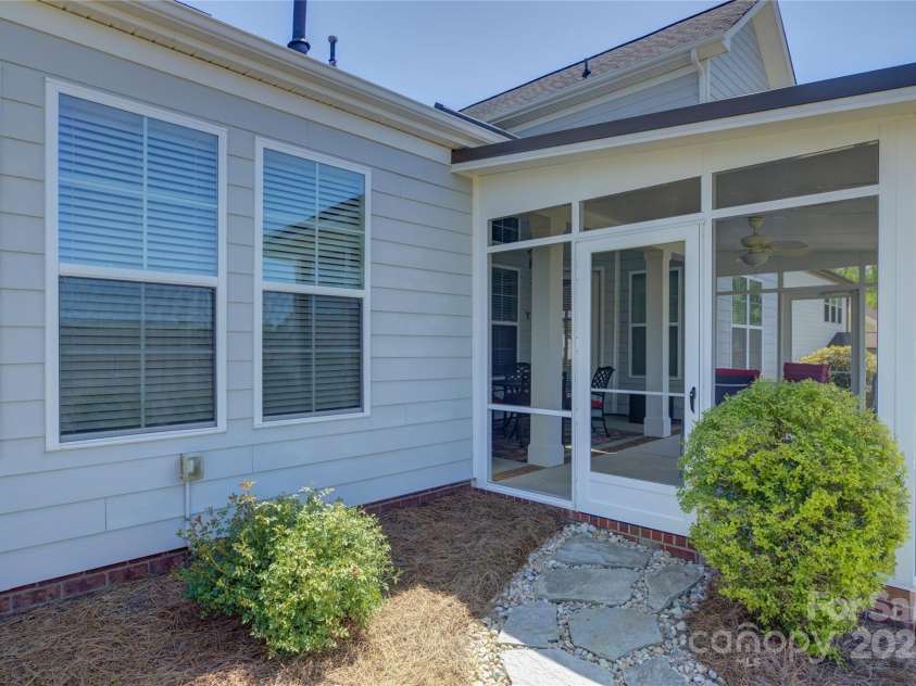 16524 Palisades Commons Drive, Charlotte, NC 28278.  MLS# CAR4241879, YatesRealty ID 10291. 