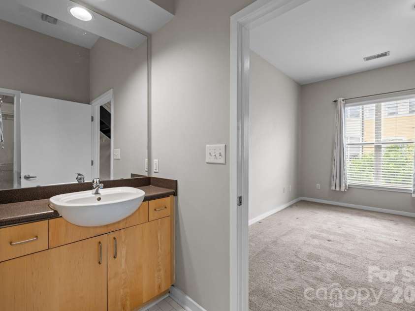 2125 Southend Drive, Charlotte, NC 28203.  MLS# CAR4347496, YatesRealty ID 10291. 